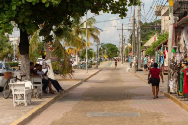 Tulum, Meksika - 7 Ağustos 2018: Avenida Tulum kaldırımında yürüyen insanlar.