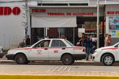 Tulum, Meksika - 7 Ağustos 2018: Turistler ve taksilerle ADO Otobus Terminali.
