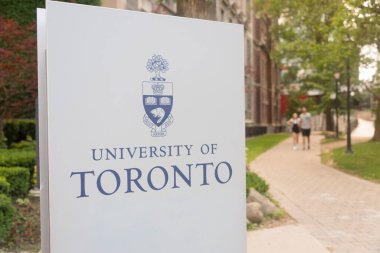 Toronto, CA - 24 Haziran 2017: Toronto Üniversitesi işareti