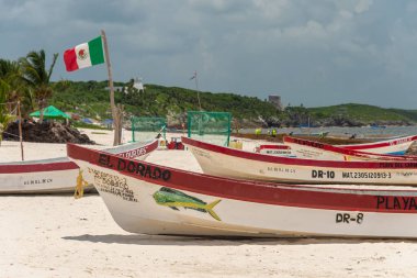 Tulum, Meksika - 12 Ağustos 2018: Playa Tulum 'da renkli balıkçı tekneleri.
