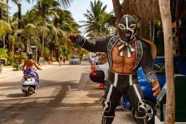 Tulum, Meksika - 14 Ağustos 2018: Carretera Tulum Boca Paila yolunda geleneksel kostümlü Meksika batılı heykeli.