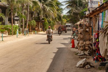 Tulum, Meksika - 14 Ağustos 2018: Carretera Tulum Boca Paila yolunda trafik.