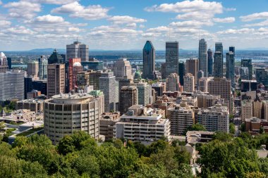Montreal, CA - 8 Eylül 2018: Mont-Royal dağının tepesinde yer alan Kondiaronk Belvedere 'den Montreal silueti.