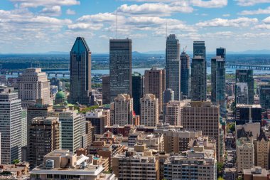 Montreal, CA - 8 Eylül 2018: Mont-Royal dağının tepesinde yer alan Kondiaronk Belvedere 'den Montreal silueti.