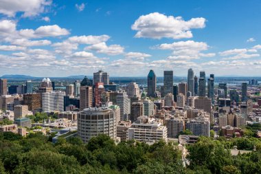 Montreal, CA - 8 Eylül 2018: Mont-Royal dağının tepesinde yer alan Kondiaronk Belvedere 'den Montreal silueti.