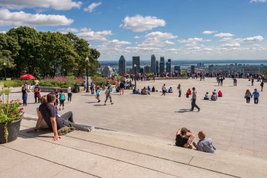 Montreal, CA - 8 Eylül 2018: Turistler Chalet du Mont Royal 'in önündeki Kondiaronk Belvedere' de sıcak bir yaz gününün tadını çıkarıyorlar.