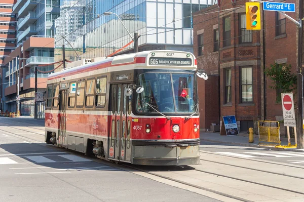 Toronto, CA - 25 Haziran 2017: Toronto tramvay hattı boyunca ilerliyor