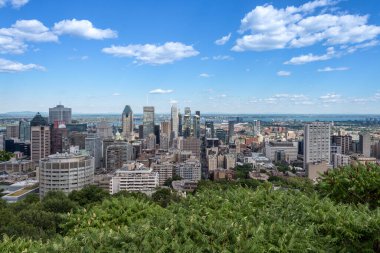 Montreal, CA - 7 Temmuz 2018: Mont-Royal dağının tepesinde yer alan Kondiaronk Belvedere 'den Montreal silueti.