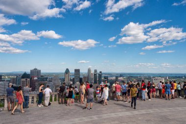 Montreal, CA - 7 Temmuz 2018: Kondiaronk Belvedere 'den Montreal' e bakan turistler Mont-Royal dağının zirvesinde yer alıyorlar.