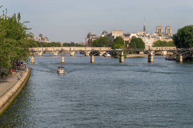 Paris, Fransa - 24 Haziran 2018: Pont des Arts, Ile de la Cite ve Notre-Dame Katedrali.