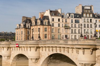 Paris, Fransa - 24 Haziran 2018: Pont des Arts, Ile de la Cite ve Notre-Dame Katedrali.