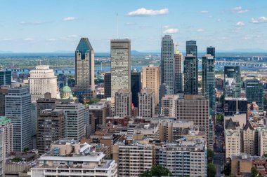 Montreal, CA - 7 Temmuz 2018: Mont-Royal dağının tepesinde yer alan Kondiaronk Belvedere 'den Montreal silueti.