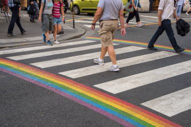 Paris, Fransa - 24 Haziran 2018: Paris 'te eşcinsel bayrağı yaya geçidi