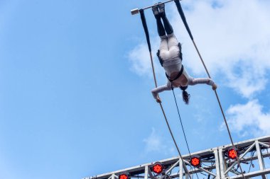 Montreal, Kanada - 14 Temmuz 2018: Montreal Tamamlama Sirki festivalinde Trapez sanatçısı sahne aldı