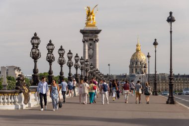 Paris, Fransa - 24 Haziran 2018: Alexandre Köprüsü üzerinde yürüyen insanlar ve fırındaki Invalides Kubbesi.