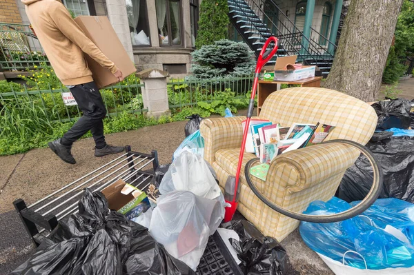 Montreal, Kanada - 1 Temmuz 2017: Montreal 'de Taşınma Günü. Quebec 'te, 1 Temmuz (Kanada Günü) da Taşınma Günü olarak bilinir..