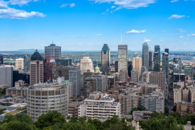 Montreal, CA - 7 Temmuz 2018: Mont-Royal dağının tepesinde yer alan Kondiaronk Belvedere 'den Montreal silueti.