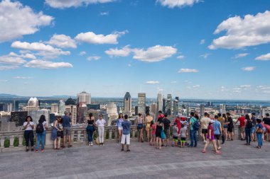 Montreal, CA - 7 Temmuz 2018: Kondiaronk Belvedere 'den Montreal' e bakan turistler Mont-Royal dağının zirvesinde yer alıyorlar.