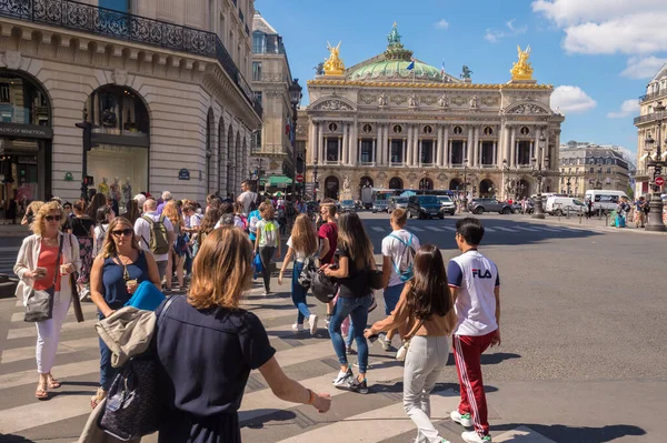 Parigi Francia Giugno 2018 Una Folla Persone Che Attraversa Rue — Foto Stock