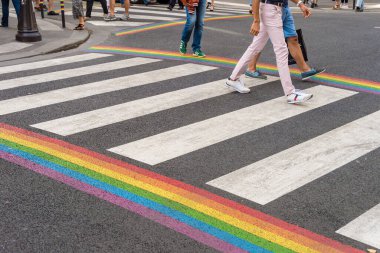 Paris, Fransa - 24 Haziran 2018: Paris 'te eşcinsel bayrağı yaya geçidi