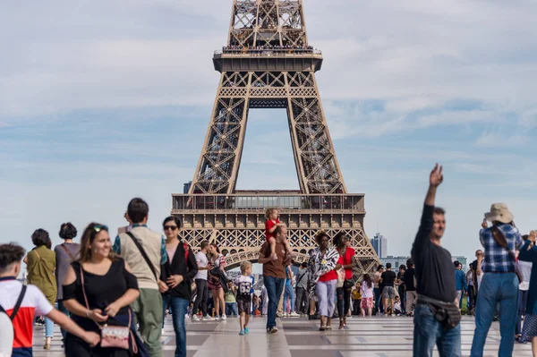 Paris France June 2018 Eiffel Tower Trocadero Many Tourists Foreground — Stock Photo, Image