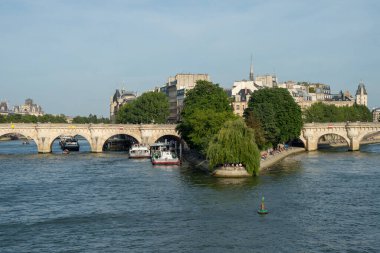 Paris, Fransa - 24 Haziran 2018: Ile de la Cite, Notre-Dame Katedrali ve Pont des Arts Köprüsü 'nden Square du Vert-Galant.