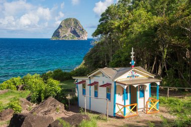 Le Diamant, Martinique, Fransa - 26 Temmuz 2017: Martinique 'deki Le Diamant' ta Maison du Bagnard ve uzaktaki Diamond Rock