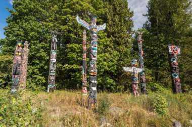 Vancouver, British Columbia, Kanada - 12 Eylül 2017: Stanley Park 'taki ilk ülkeler sanat ve totem direkleri