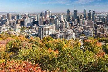 Montreal, Kanada - 18 Ekim 2017: Montreal Skyline Mont Royal Kondiaronk Belvedere 'den sonbahar renkleriyle