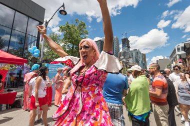Toronto, Kanada - 25 Haziran 2017: Toronto Gay Köyü 'nde kilise caddesinde drag queen dansı.