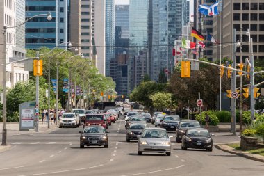 Toronto, Kanada - 24 Haziran 2017: Dowtown Toronto 'daki University Avenue' da trafik
