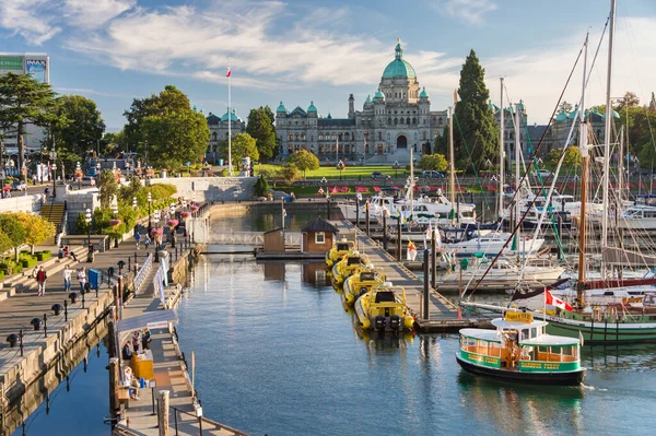 Victoria, British Columbia, Kanada - 11 Eylül 2017: Victoria Limanı ve Britanya Kolombiya Parlamento Binaları gün batımında