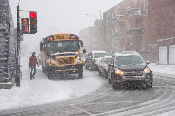 2016年11月21日 カリフォルニア州モントリオールで初雪が降り始める 吹雪の中の黄色のスクールバスと交通 — ストック写真