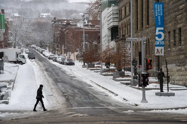 Montreal Listopada 2016 Pierwsze Opady Śniegu Sezonie Uderzają Miasto Pieszy — Zdjęcie stockowe