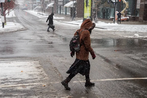 Montreal Listopada 2016 Pierwsze Opady Śniegu Sezonie Uderzają Miasto Piesi — Zdjęcie stockowe