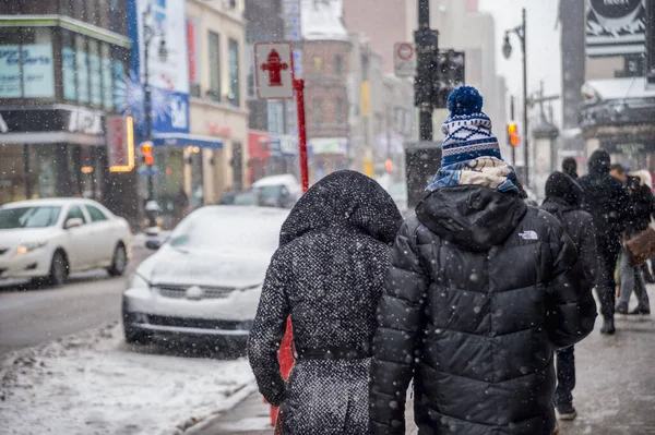 Montreal Listopada 2016 Pierwsze Opady Śniegu Sezonie Uderzają Miasto Piesi — Zdjęcie stockowe