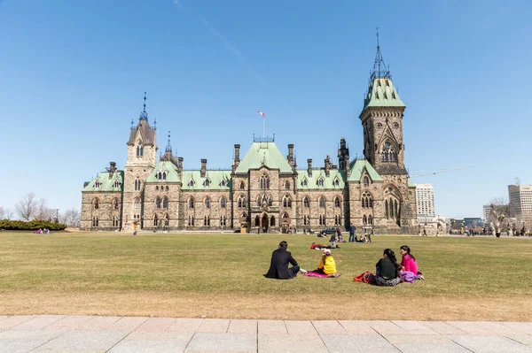 Ottawa Canada Aprile 2016 Gente Riposa Sull Erba Davanti Parlamento — Foto Stock