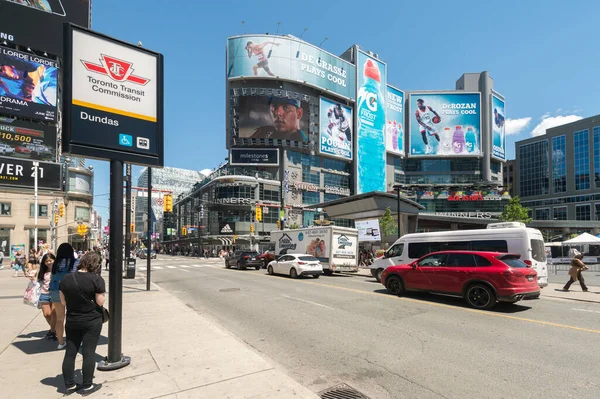 Toronto Junio 2017 Tráfico Yonge Dundas Square —  Fotos de Stock