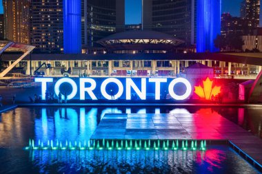 Toronto, CA - 24 Haziran 2017: Toronto Belediye Binası ve Nathan Phillips Meydanı alacakaranlıkta