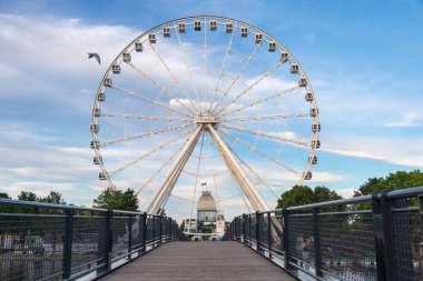 Montreal, Kanada - 13 Temmuz 2017: Montreal Eski Limanı 'ndaki Montreal Gözlem Çarkı (Grande Roue de Montreal)