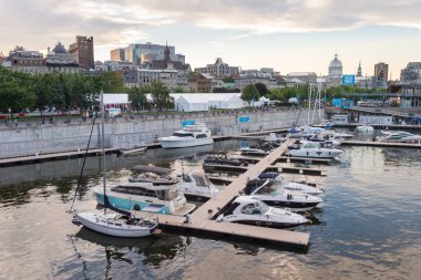 Montreal, CA - 13 Temmuz 2017: Montreal Yazın Eski Liman Marina