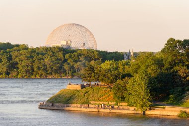 Montreal, CANADA - 13 Temmuz 2017: Parc de la Cit du Havre ve Biyosfer yazın günbatımında