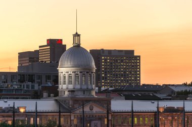 Montreal, Kanada - 13 Temmuz 2017: Montreal Eski Limanı 'ndaki Bonsecours Pazarı gün batımında