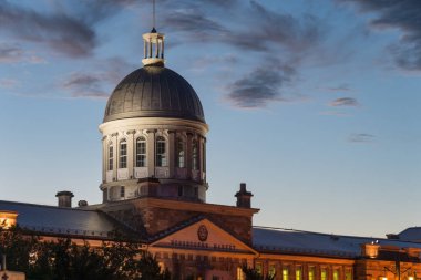 Montreal, Kanada - 13 Temmuz 2017: Montreal Eski Limanı 'ndaki Bonsecours Pazarı gün batımında