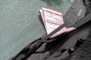 Montreal, CA - 25 Mayıs 2017: Laurier Caddesi 'ndeki bir arabanın park cezası