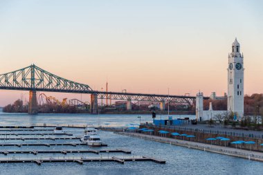 Montreal, CA - 28 Nisan 2017: Jacques-Cartier Köprüsü, Saat Kulesi ve gün batımında eski liman