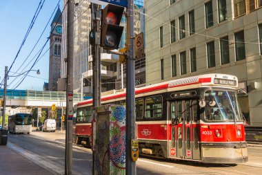 Toronto, Kanada - 2 Temmuz 2016: Queen Caddesi 'nde Streecar. Toronto tramvay sistemi Toronto Transit Komisyonu (TTC).