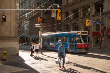 Toronto, Kanada - 2 Temmuz 2016: King Caddesi 'nde Streecar. Toronto tramvay sistemi Toronto Transit Komisyonu (TTC).