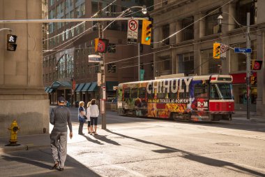 Toronto, Kanada - 2 Temmuz 2016: King Caddesi 'nde Streecar. Toronto tramvay sistemi Toronto Transit Komisyonu (TTC).