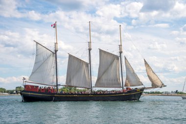 Toronto, Kanada - 2 Temmuz 2016: Kajama şu anda Ontario Gölü 'nde yolcu gemisi olarak faaliyet gösteren üç direkli eski bir kargo gemisidir..
